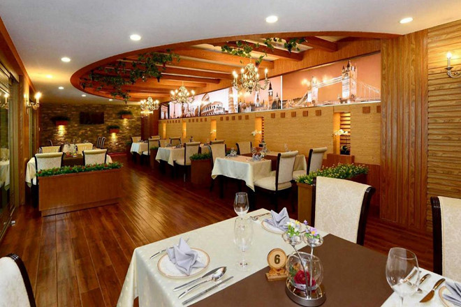 Nhà hàng sang trọng phục vụ các bữa ăn cao cấp bên trong sân bay. Ảnh: Straits Times.