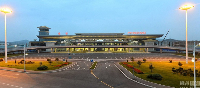 Sân bay có hai đường băng, đường băng lớn hơn chủ yếu phục vụ các chuyến bay quốc tế, đường kia phục vụ các tuyến nội địa và dân sự. Ảnh: Straits Times.