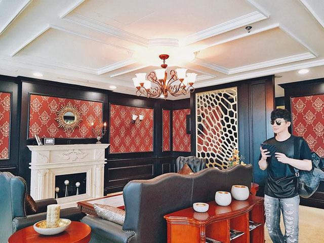  Biệt thự của Nathan Lee có 1 phòng khách, 2 phòng ngủ, được thiết kế theo phong cách nội thất cổ điển, gam màu trầm sang trọng, tinh tế. Ảnh: Khám phá.