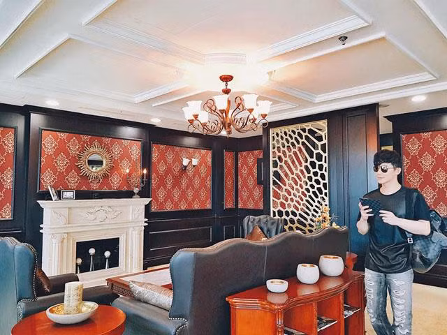  Biệt thự của Nathan Lee có 1 phòng khách, 2 phòng ngủ, được thiết kế theo phong cách nội thất cổ điển, gam màu trầm sang trọng, tinh tế. Ảnh: Khám phá.