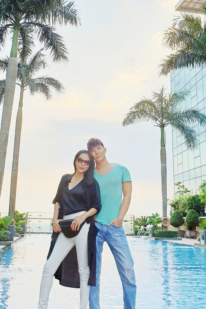 Căn villa còn có cả bể bơi xanh ngát. Ảnh: Nld.