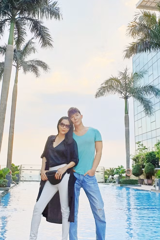 Căn villa còn có cả bể bơi xanh ngát. Ảnh: Nld.