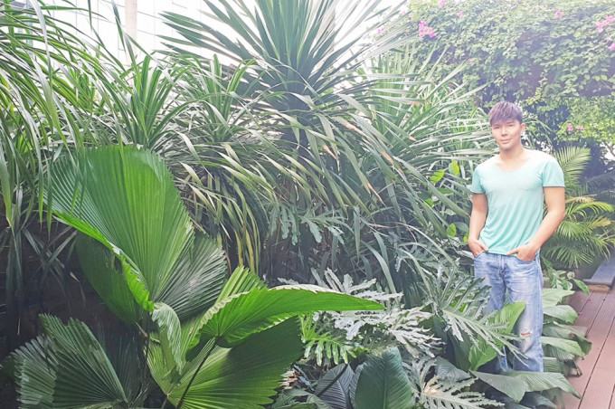 Nathan Lee thích trồng cây xanh và tự chăm sóc cho khu vườn xinh xắn của mình. Ảnh: Phapluatplus.