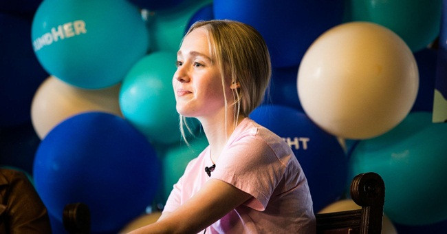 Hotgirl 19 tuoi “dut tui” bon tien nho cong viec la: Dat ten cho con... nguoi khac