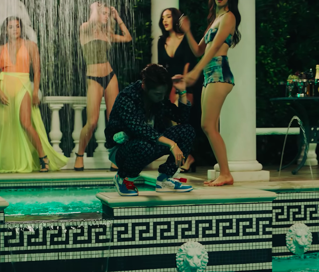 Cả cây Louis Vuitton với giá hơn 50 triệu đồng được Sơn Tùng mix cùng giày thể thao thương hiệu Nike x Off-White với màu xanh mát mắt giá 1100 USD khoảng hơn 25 triệu đồng.