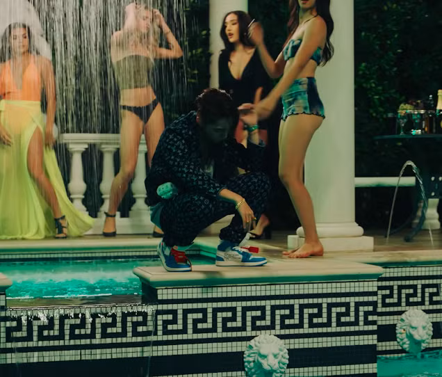 Cả cây Louis Vuitton với giá hơn 50 triệu đồng được Sơn Tùng mix cùng giày thể thao thương hiệu Nike x Off-White với màu xanh mát mắt giá 1100 USD khoảng hơn 25 triệu đồng.