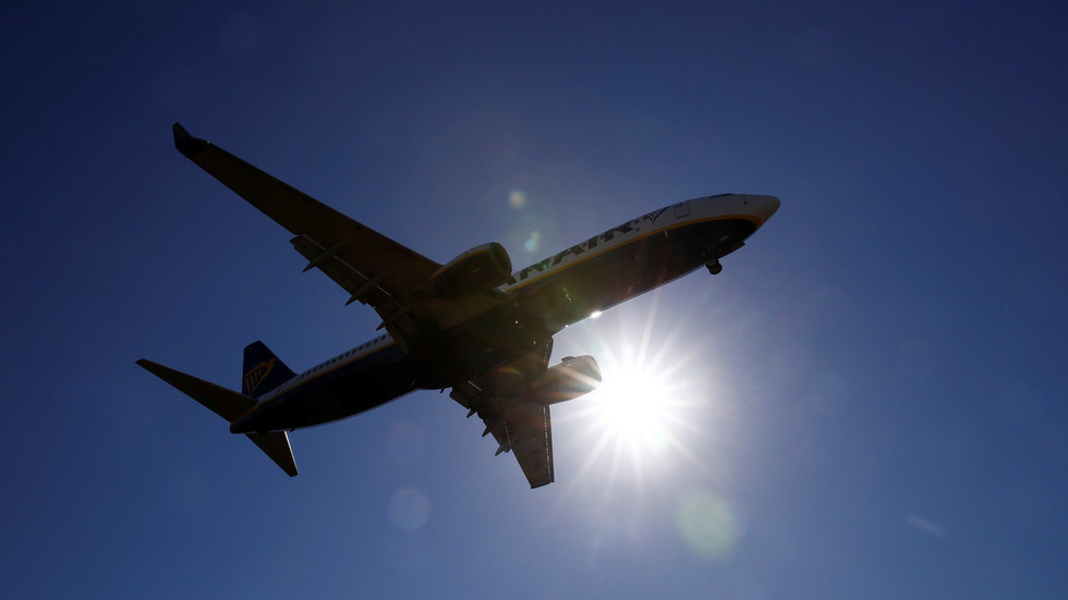 Trong bối cảnh Boeing 737 Max bị nhiều quốc gia trên thế giới ra lệnh cấm bay sau vụ tai nạn thảm khốc ở Ethiopia thì hãng thông tấn Nga RT cho biết ngày 15/3, một chiếc máy bay Boeing 737-800 lại phải hạ cánh khẩn xuống thành phố Syktyvkar ở miền bắc nước Nga. Ảnh: Reuters.