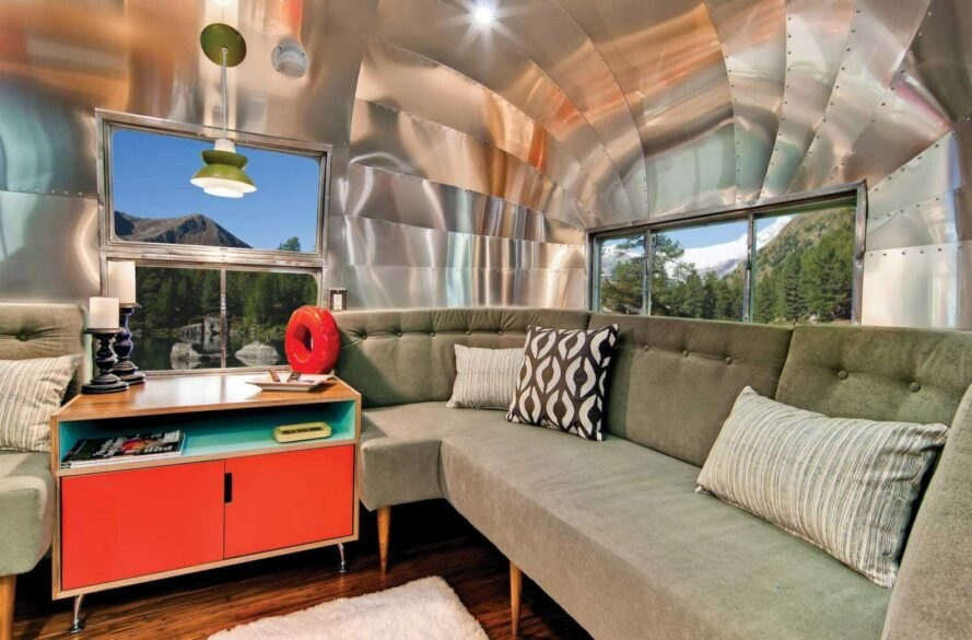 Sofa là nơi thư giãn và ngắm cảnh bên ngoài của gia chủ.