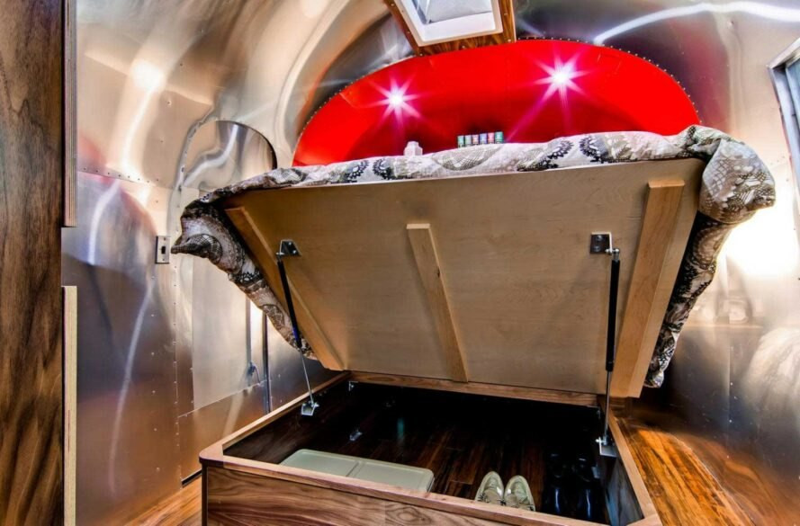 Không gian phía dưới giường ngủ là khu vực lưu trữ đồ. Nguồn ảnh: Inhabitat.