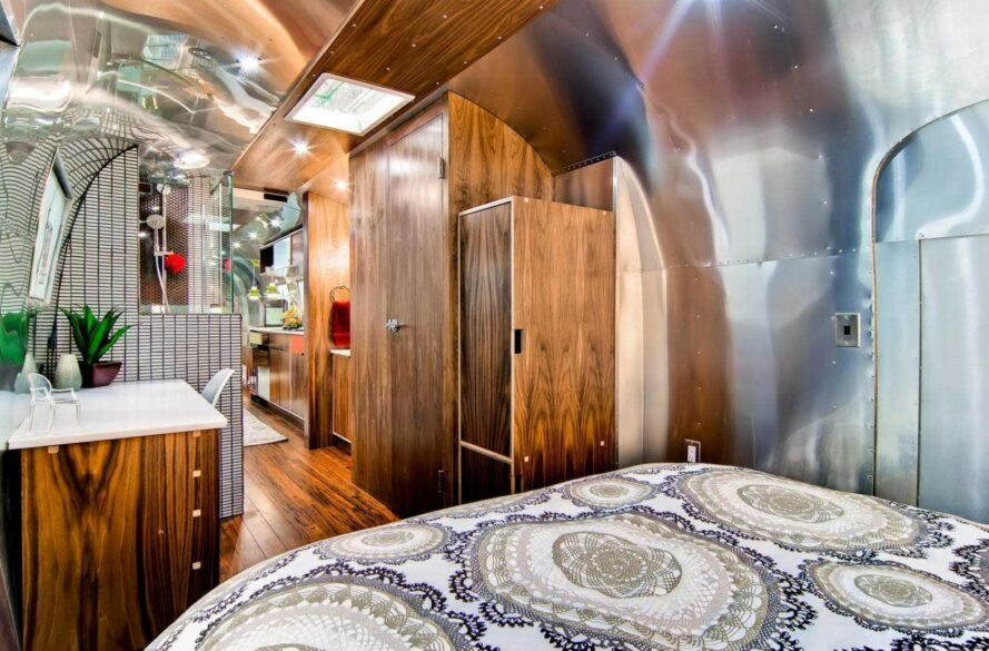 Tủ quần áo gỗ đơn giản, được bố trí hợp lý.