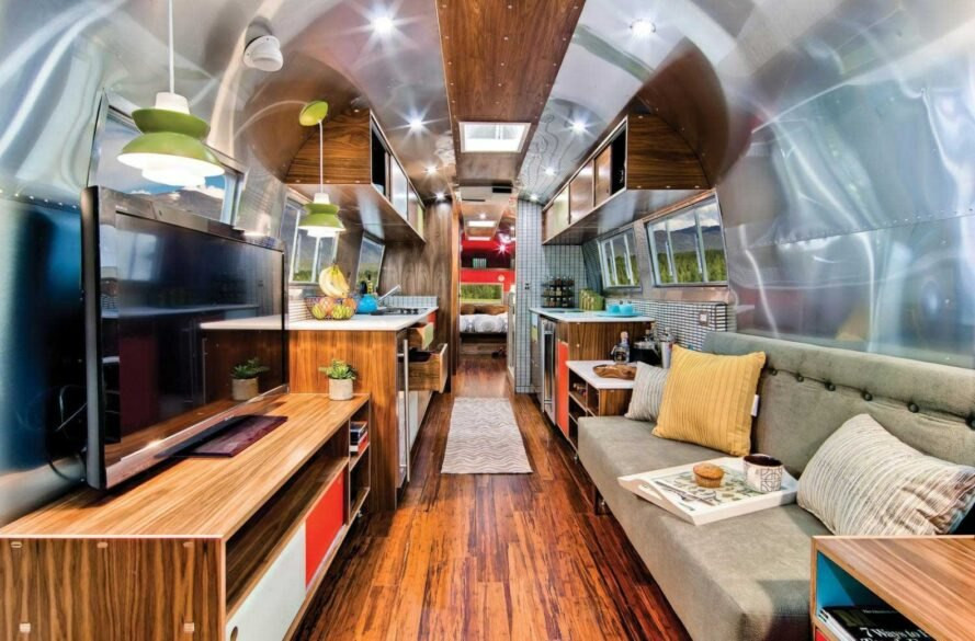 Phòng khách đặt ở trung tâm ngôi nhà di động có sàn bằng gỗ ấm cúng.
