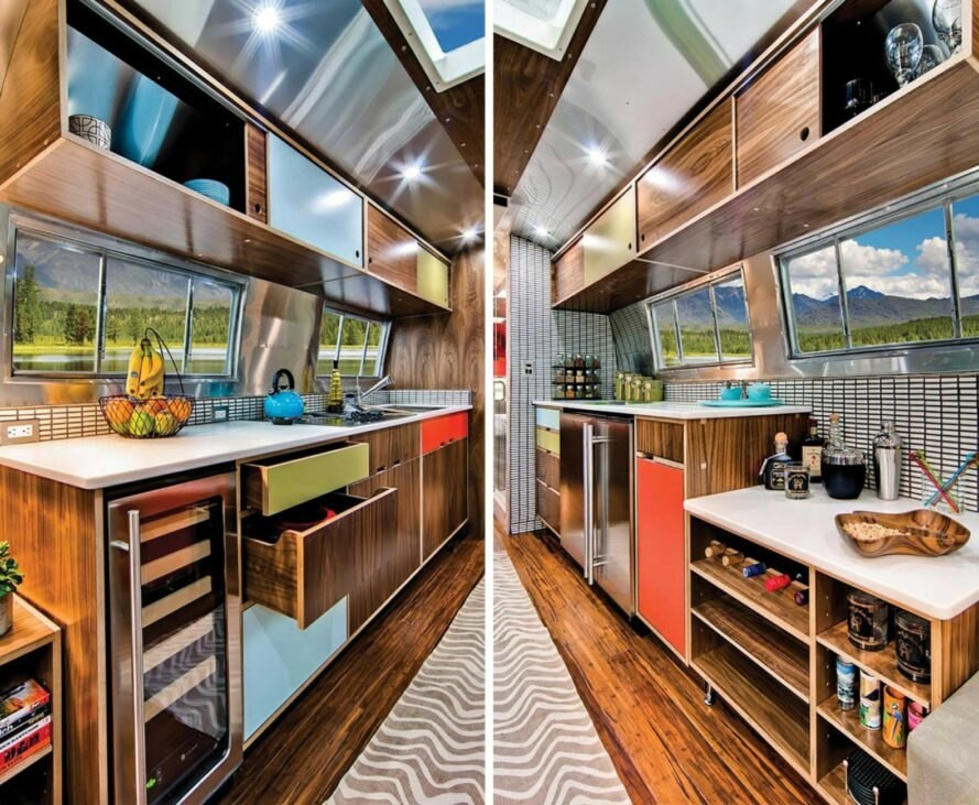  Nhà bếp hiện đại, sáng sủa với thiết kế nhiều cửa kính.