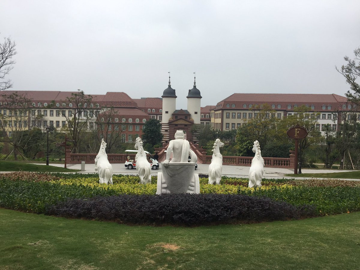 Claire Reade, cựu trợ lý đại diện thương mại Mỹ cho rằng Huawei được "mua đất với giá thấp hơn giá thị trường, nhận các khoản trợ cấp nghiên cứu và phát triển lớn và được tài trợ xuất khẩu". Ảnh: Twitter.