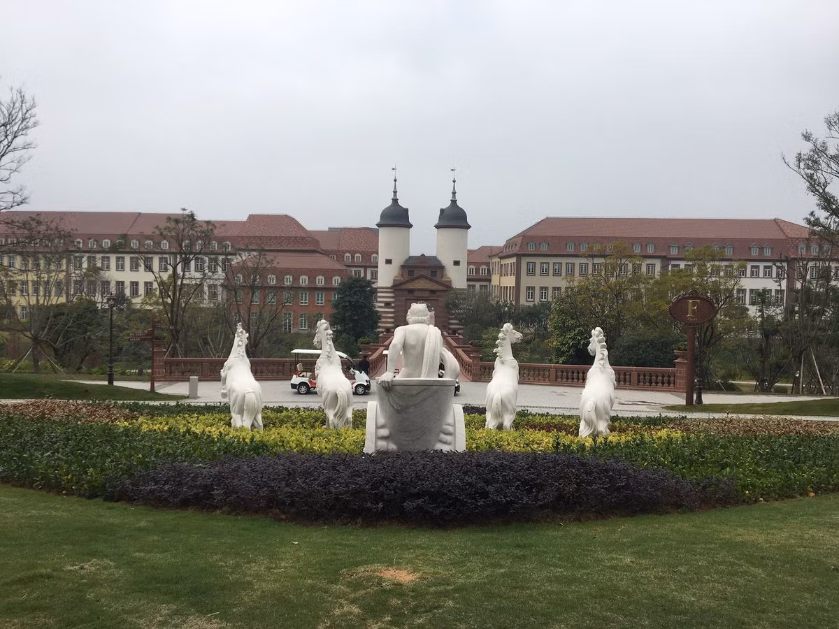 Claire Reade, cựu trợ lý đại diện thương mại Mỹ cho rằng Huawei được "mua đất với giá thấp hơn giá thị trường, nhận các khoản trợ cấp nghiên cứu và phát triển lớn và được tài trợ xuất khẩu". Ảnh: Twitter.