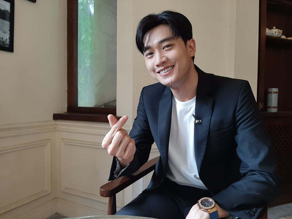 Ngoài hoạt động nghệ thuật, nhiều mỹ nam Việt còn đổ xô làm thêm nghề tay trái để tăng thêm thu nhập. Trong đó, phải kể đến nam diễn viên Quốc Trường - người gây sốt với vai Vũ trong "Về nhà đi con".