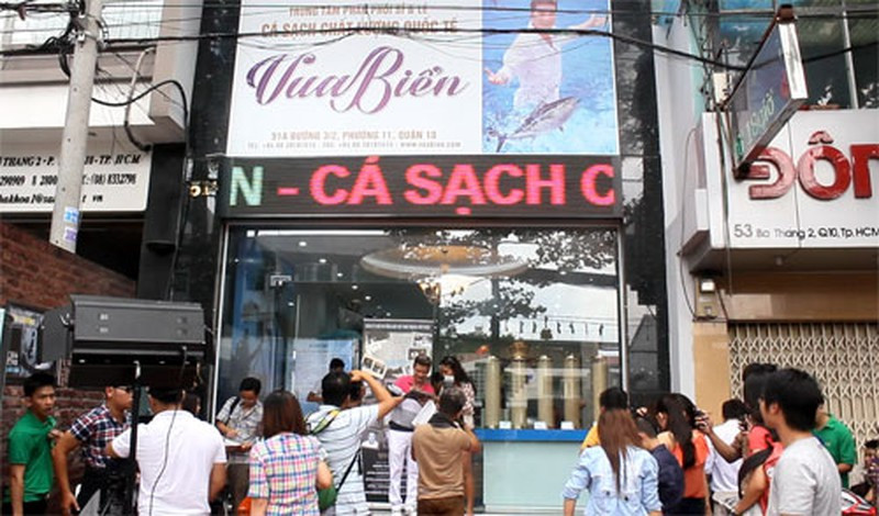 Vài năm gần đây, Đàm Vĩnh Hưng tiếp tục mở một chuỗi cửa hàng kinh doanh hải sản trải khắp 3 miền. Lợi nhuận hàng tháng từ công việc kinh doanh luôn nằm ở mức hàng trăm triệu đồng.