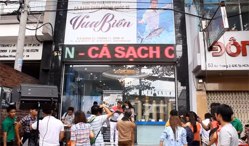 Vài năm gần đây, Đàm Vĩnh Hưng tiếp tục mở một chuỗi cửa hàng kinh doanh hải sản trải khắp 3 miền. Lợi nhuận hàng tháng từ công việc kinh doanh luôn nằm ở mức hàng trăm triệu đồng.