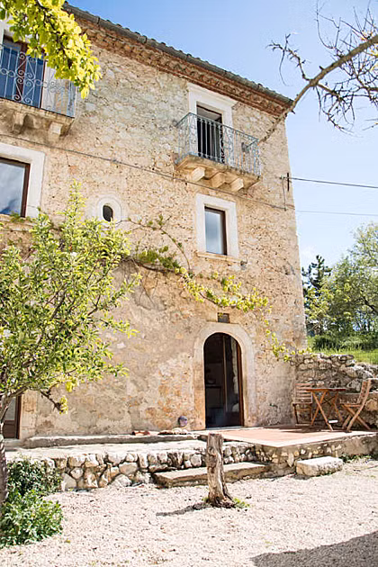 Đây là một căn biệt thự cổ với sàn đất nung, có ba phòng ngủ, hai phòng tắm và một lò sưởi.