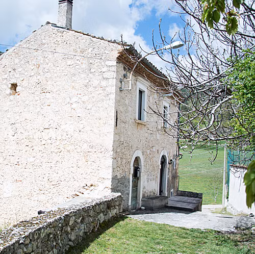 Chủ nhân muốn bán nhà vì ông đang bắt đầu một dự án mới, bên cạnh điều hành một doanh nghiệp đồ cổ. Nguồn ảnh: Housebeautiful, Thisisinsider.