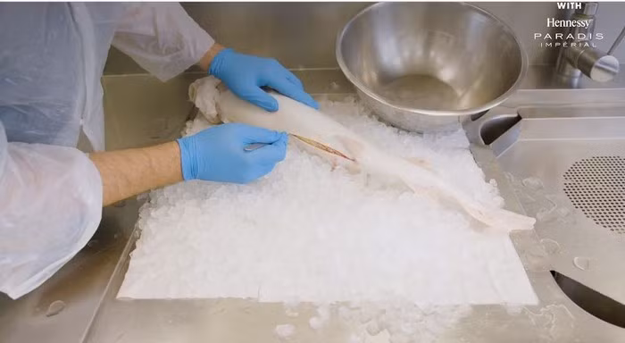 Trứng cá phải được xử lý đặc biệt để đảm bảo độ tươi, ngon và hương vị độc đáo.