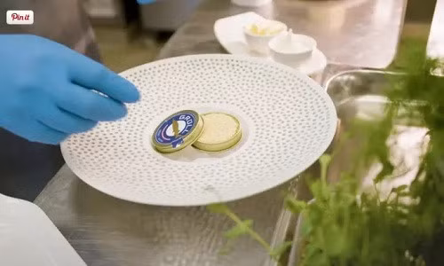 Được cho là thực phẩm đắt nhất thế giới, một hộp trứng cá tầm muối nhỏ xíu này khiến nhiều người sửng sốt khi có giá tới 113.630 USD (hơn 2,6 tỷ đồng), tương đương một siêu xe hạng sang.