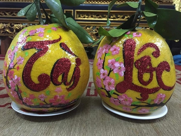 Man nhan trai cay thu phap doc la hut khach dip Tet