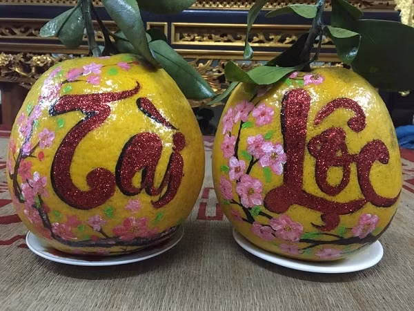 Man nhan trai cay thu phap doc la hut khach dip Tet