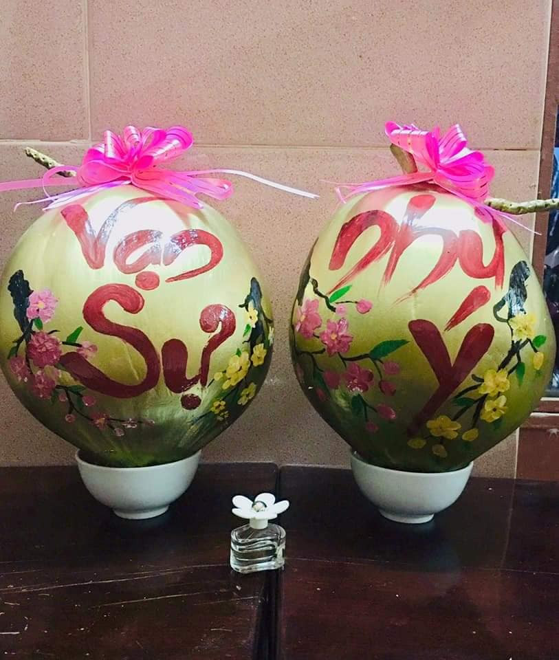 Tết năm nay, những trái dừa thư pháp óng ánh đang trở thành mặt hàng được bà nội trợ săn lùng. Ảnh: FB Thư Tình.