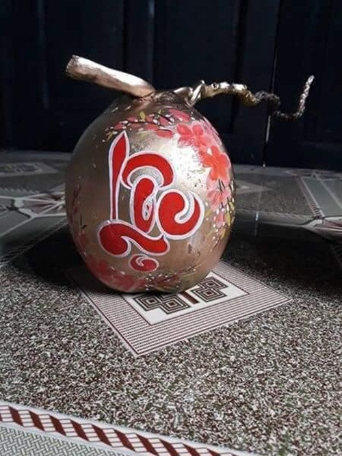 Theo người bán, khách chuộng dừa vẽ thư pháp vì có thể chưng được lâu lại mang ý nghĩa tài lộc. Ảnh: Facebook.