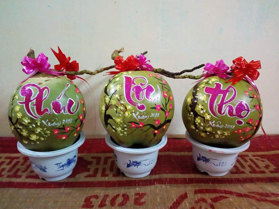 Mỗi trái dừa thư pháp có giá từ 150.000 - 200.000 đồng. Ảnh: FB Thuy Dung.