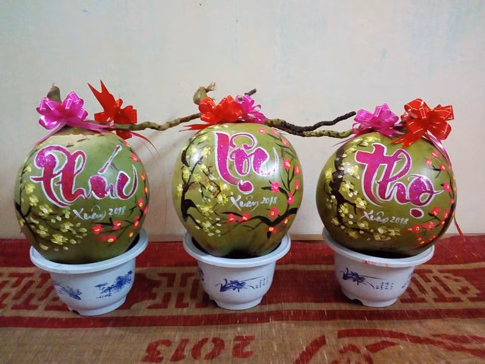 Mỗi trái dừa thư pháp có giá từ 150.000 - 200.000 đồng. Ảnh: FB Thuy Dung.