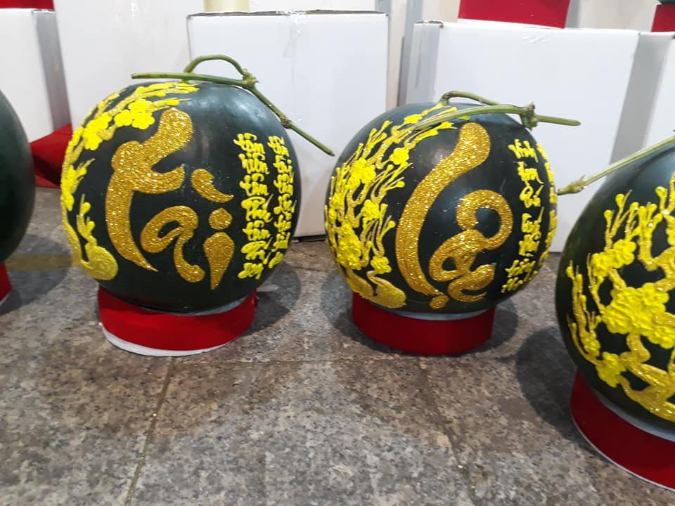 Những trái dưa hấu to, tròn được in hình nổi bởi những câu đối hoặc những câu chúc mong bình an, tài lộc. Ảnh: FB Khanh Tran.