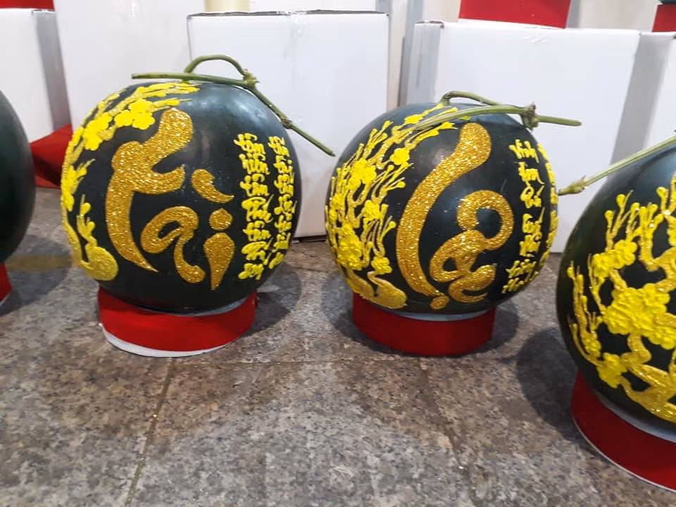 Những trái dưa hấu to, tròn được in hình nổi bởi những câu đối hoặc những câu chúc mong bình an, tài lộc. Ảnh: FB Khanh Tran.