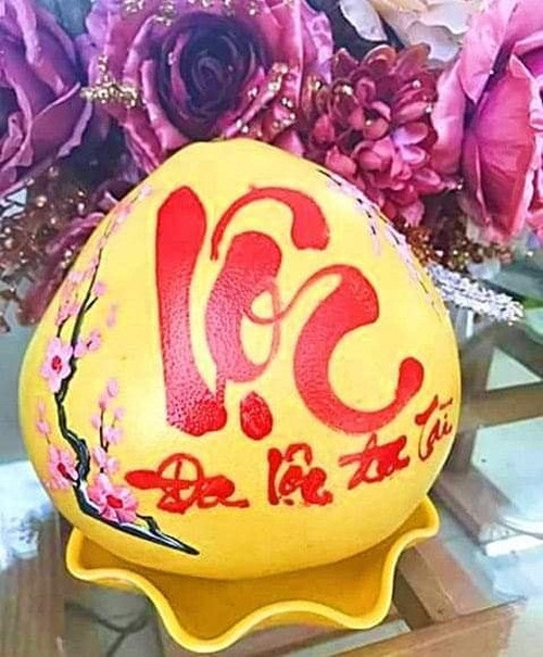 Có giá từ vài trăm đến cả triệu đồng/trái, bưởi thư pháp luôn là mặt hàng hút khách mỗi dịp Tết đến. Ảnh: FB Phuc Bui.