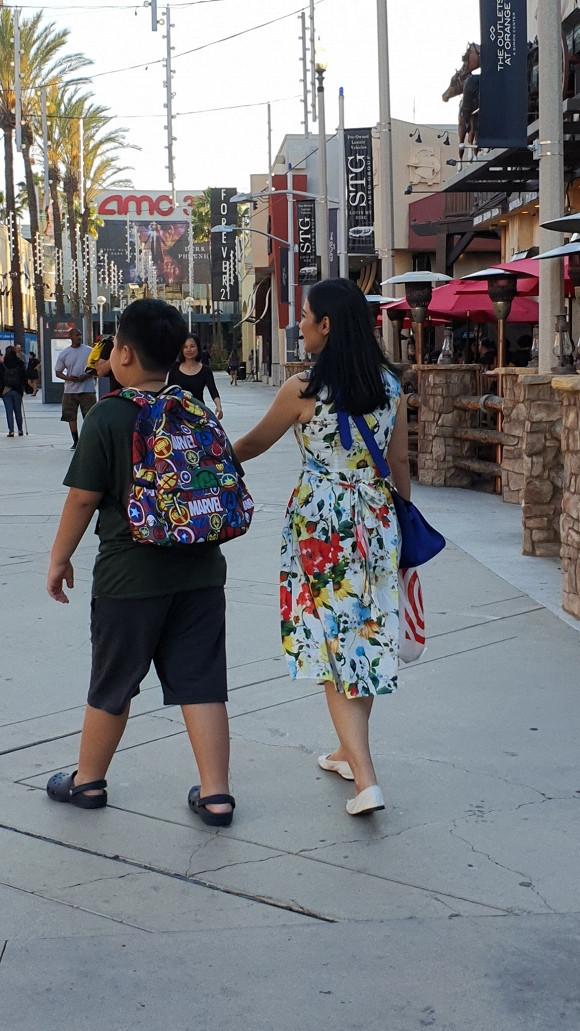 Lan dau Viet Trinh chiu khoe con trai 10 tuoi cao lon phong phao va cuc bu bam