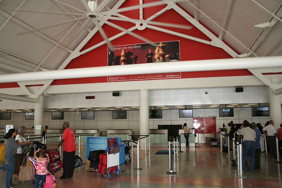 Quầy làm thủ tục tại sân bay. Ảnh: Michaelprophet.