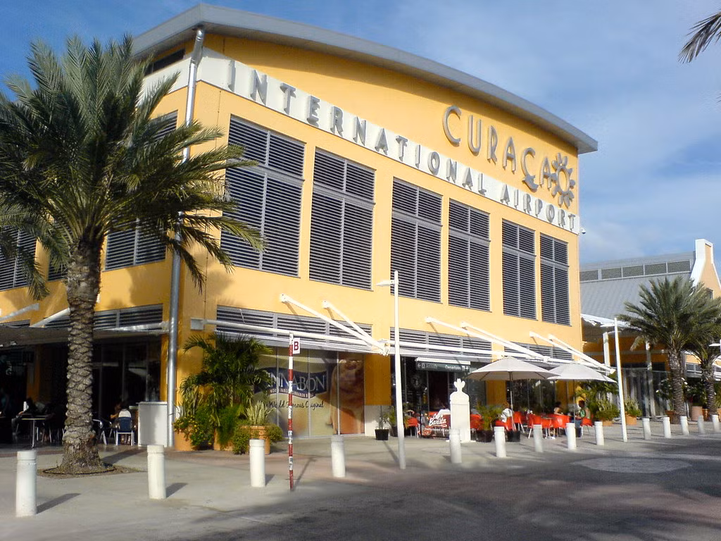 Khung cảnh bên ngoài nhà ga sân bay quốc tế Curacao. Ảnh: Hiveminer.
