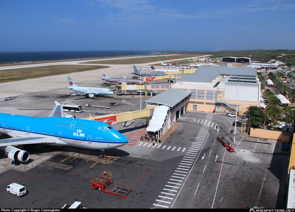 Nằm ở bờ biển phía bắc Curaçao, cách thủ đô Willemstad 12 km, sân bay quốc tế Curacao phục vụ các chuyến bay từ khu vực Caribbean, Nam Mỹ, Bắc Mỹ và châu Âu. Ảnh: Airliners.