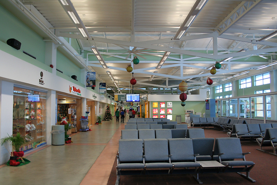 Các cửa hàng miễn thuế bố trí ngay cạnh khu vực ngồi chờ của hành khách. Ảnh: Michaelprophet.