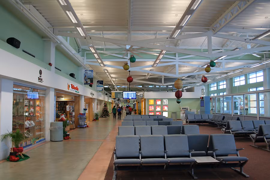 Các cửa hàng miễn thuế bố trí ngay cạnh khu vực ngồi chờ của hành khách. Ảnh: Michaelprophet.