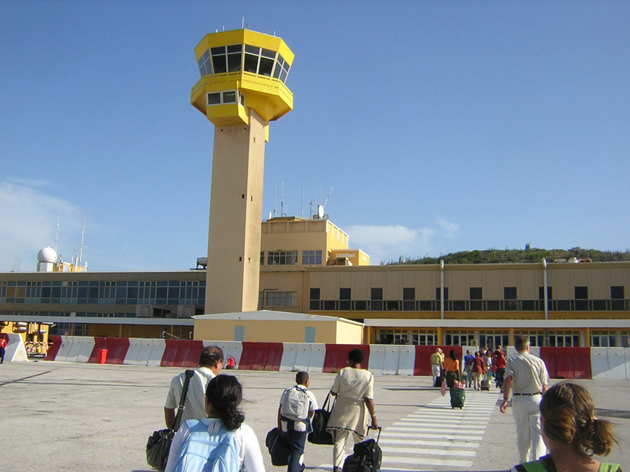 Sân bay Curacao có các dịch vụ bay thẳng hàng ngày từ Mỹ và các chuyến bay hàng ngày đến Venezuela, Hà Lan. Ảnh: Michaelprophet.