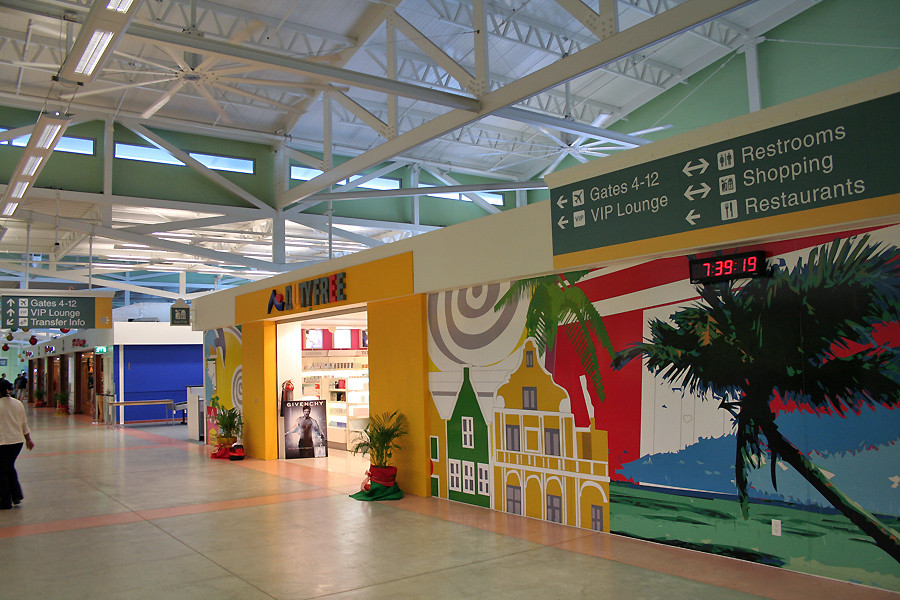 Bên trong nhà ga tại sân bay quốc tế Curacao. Ảnh: Michaelprophet.