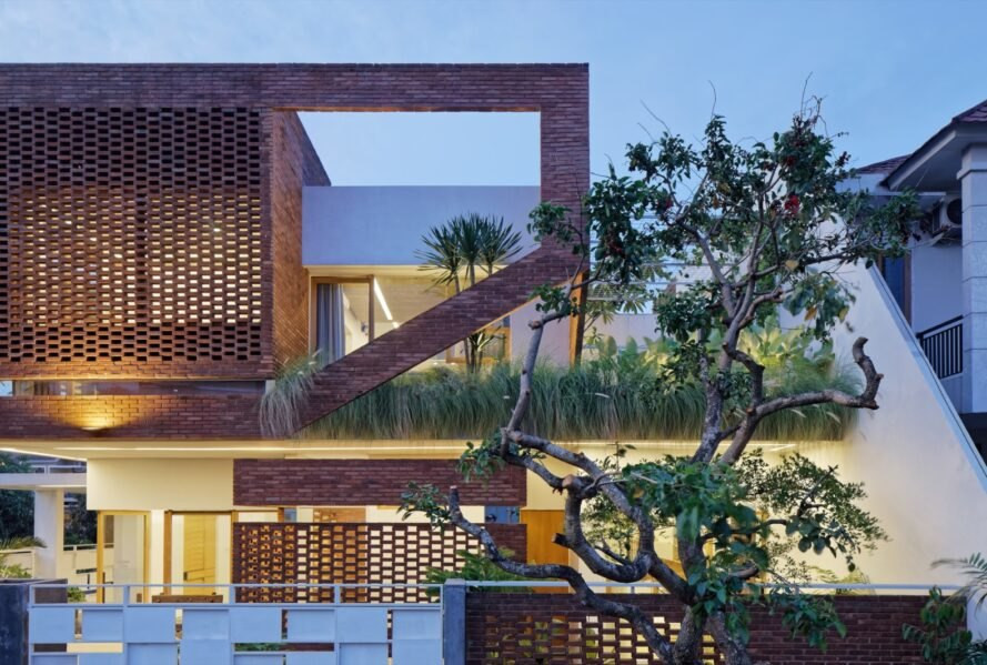 Theo mong muốn không gian sống gần gũi thiên nhiên, nhóm thiết kế đưa ra giải pháp về căn nhà gạch nung cổ điển.