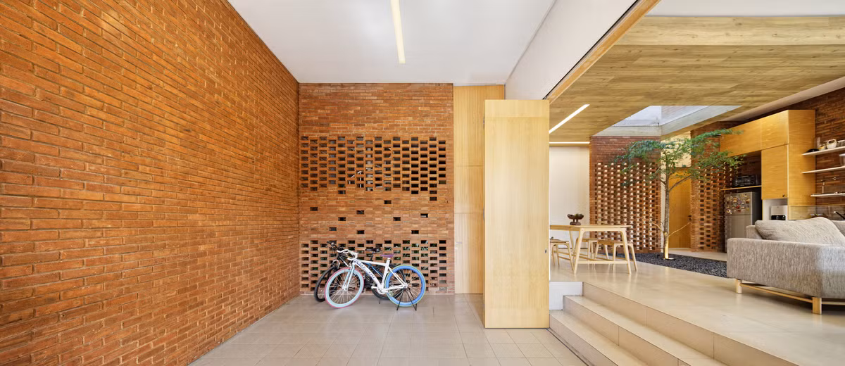 Tường gạch cổ điển mà vẫn sang trọng.