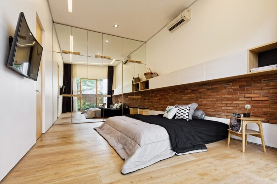 Tầng 2 gồm 4 phòng ngủ và một ban công rộng cho phép các thành viên trong gia đình thư giãn.