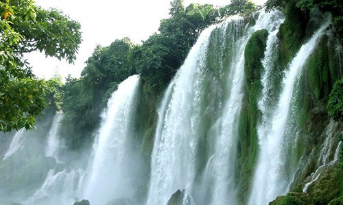 Cao Bằng không chỉ có căn cứ địa cách mạng vang tiếng mà còn sở hữu thác Bản Giốc đẹp bậc nhất trên thế giới. Ảnh: Dulichvietnam.