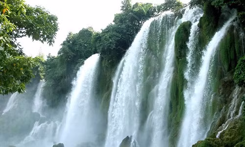 Cao Bằng không chỉ có căn cứ địa cách mạng vang tiếng mà còn sở hữu thác Bản Giốc đẹp bậc nhất trên thế giới. Ảnh: Dulichvietnam.