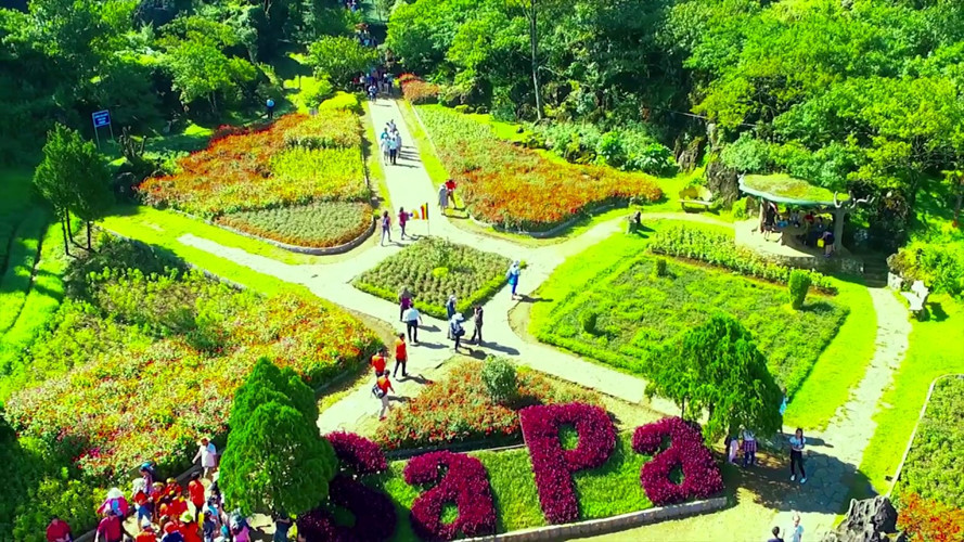 Sapa nổi tiếng với những màn sương bao phủ quanh năm, không khí trong lành, những đồi ruộng bậc thang xanh mát cùng nét đẹp thơ mộng của những phiên chợ vùng cao. Ảnh: Senviet.