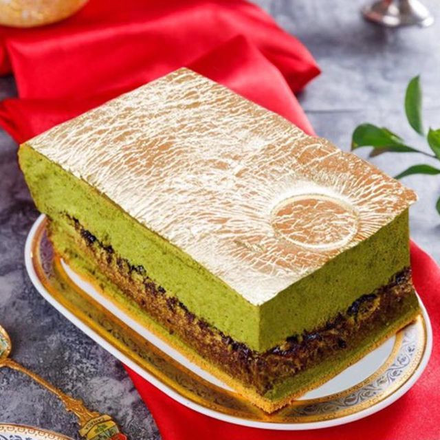 Trên bề mặt bánh đươc dát lớp vàng 24k mỏng mịn. Ảnh: Le Castella Vietnam.