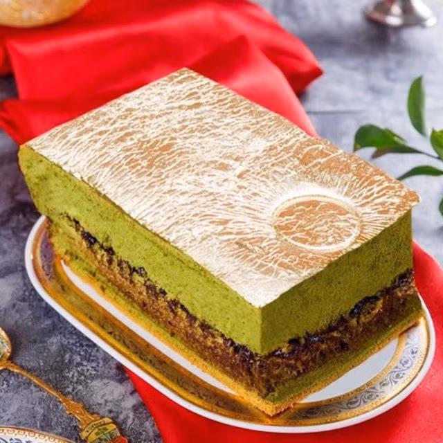Trên bề mặt bánh đươc dát lớp vàng 24k mỏng mịn. Ảnh: Le Castella Vietnam.